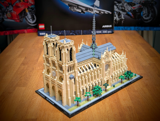 21061 Notre-Dame de Paris